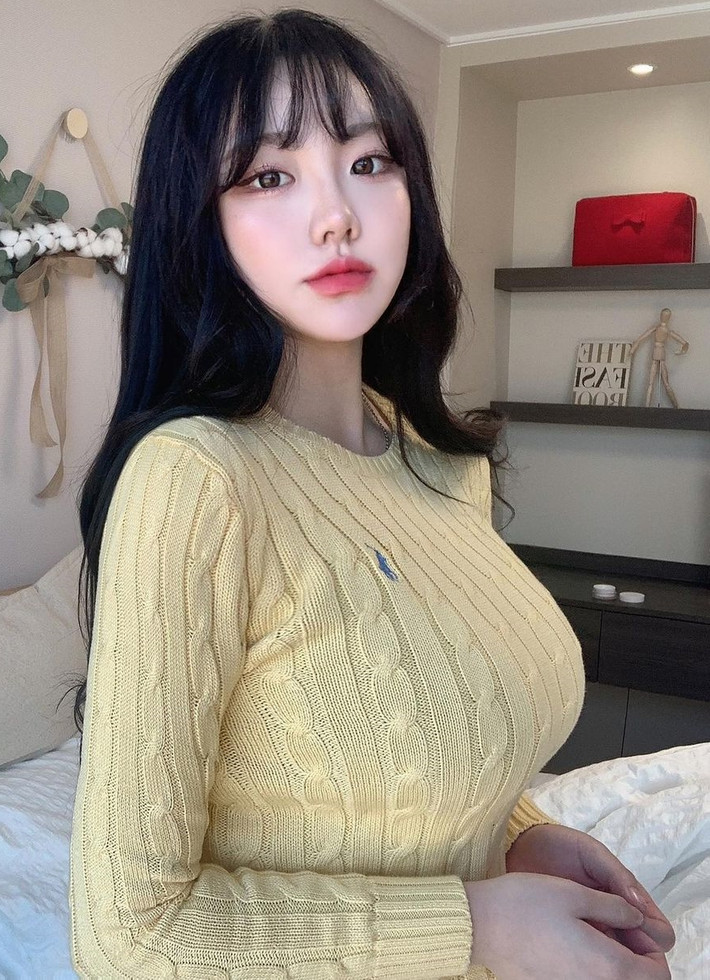 Sở hữu gương mặt thanh tú và sáng sủa, đặc biệt là đôi mắt to tròn với hai mí sâu hút hồn, sống mũi cao và khuôn miệng anh đào nhỏ xinh, vòng một khủng và vòng eo con kiến, hot girl xinh đẹp người Hàn Quốc Sejin có tới hơn 1,13 triệu người theo dõi trên trang IG cá nhân. (Nguồn ảnh: IG)