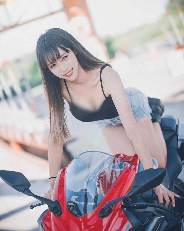 Đồng thời, họ cũng so sánh sự khác nhau giữa Quan Quan và những hot girl gợi cảm có cùng đam mê bóng đá khác.