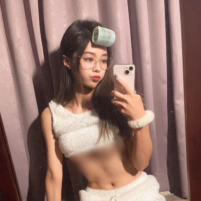 Tuy nhiên, trước đó cô nàng cũng từng khiến nhiều người ngạc nhiên khi vén áo quá đà để khoe cơ bụng, lộ phần vòng một lấp ló.