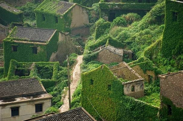 Cả ngôi làng không một bóng người như chìm trong thế giới cổ tích đầy mộng mơ, ảo diệu, vừa gợi cảm giác ma quái.