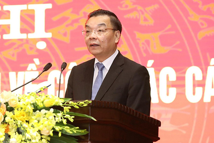 Sau đó, Việt bỏ khẩu trang và chai nước rửa tay vào túi, nói với ông Chu Ngọc Anh: "Tụi em mới có được ít thanh toán, ghé cám ơn anh đã ủng hộ tụi em tham gia đề tài và hỗ trợ tụi em rất nhiệt tình. Nếu tình hình tốt, sắp tới em sẽ ghé thăm anh tiếp”. Sau đó, Việt để lại túi màu xanh của Công ty Việt Á dưới chân bàn và ra về.