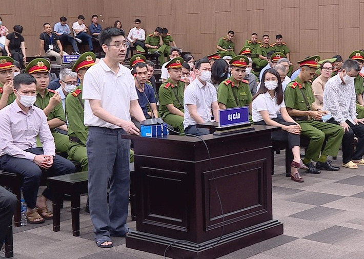 Tại phần xét hỏi, Hưng nhiều lần thắc mắc, đề nghị Viện Kiểm sát làm rõ mâu thuẫn “về số tiền ông Tuấn đưa cho Hưng là hơn 2,65 triệu USD, trong khi Viện Kkiểm sát chỉ cáo buộc Hưng lừa đảo chiếm đoạt 800.000 USD. Vậy hơn 1,8 triệu USD còn lại đang ở đâu?”. "Tôi đề nghị Viện Kiếm sát chứng minh số tiền 1,8 triệu USD đã đi đâu về đâu, liệu có phải ông Tuấn cũng lừa đảo không?", Nếu ông Tuấn đã nộp lại 1,8 triệu USD thì "có phải cũng phạm tội lừa đảo chiếm đoạt tài sản?".