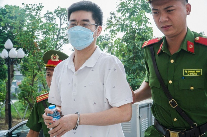 HĐXX cũng nhận định, việc thu thập bằng chứng của cơ quan điều tra, Viện Kiểm sát là đúng quy định; bị cáo được giải trình, lấy lời khai nhiều lần, được cho viết bản tự khai để tự bào chữa nhưng bị cáo đã từ chối. Chủ tọa phiên tòa nhận định, Hưng khai báo không thành khẩn, không trung thực, thay đổi lời khai. HĐXX đánh giá hành vi của bị cáo Hoàng Văn Hưng mang tính chất đặc biệt nguy hiểm, gây ra bức xúc cho xã hội.