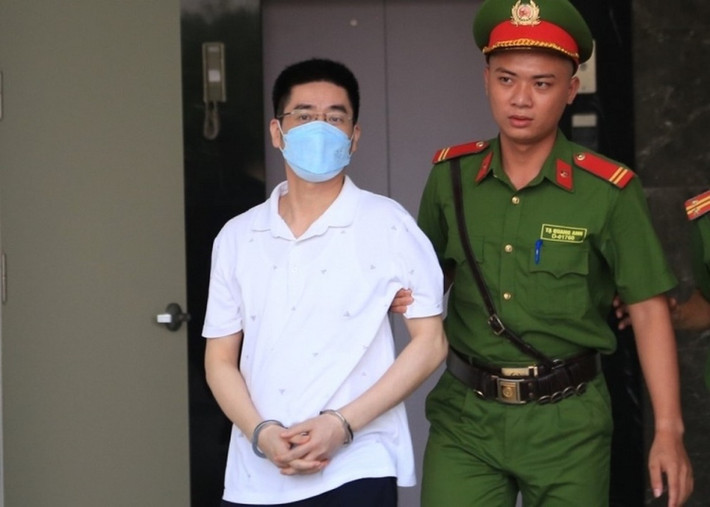 "Mặc dù đã chuyển công tác nhưng Hoàng Văn Hưng vẫn đưa ra thông tin gian dối để nhận tiền của Lê Hồng Sơn, Nguyễn Thị Thanh Hằng. Sau khi nhận tiền, bị cáo đã không giúp được như đã hứa hẹn nên đã phạm tội Lừa đảo chiếm đoạt tài sản. Hưng lợi dụng chức vụ quyền hạn để lừa đảo chiếm đoạt tài sản. Bị cáo không thành khẩn, không ăn năn, đến nay cũng không khắc phục hậu quả vụ án", HĐXX nhận định và cho rằng, cần một mức án nghiêm khắc mới đủ sức răn đe.