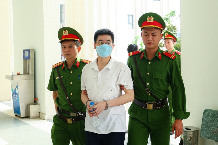 Tại phiên sơ thẩm ngày 21/7, khi VKS đưa ra các chứng cứ để chứng minh bị cáo Hưng phạm tội, trong đó có clip bị cáo Hưng nhận cặp vali, Hoàng Văn Hưng đã phản bác cho rằng, lời khai của bị cáo Hằng mang tính chất bịa đặt, vu khống. "Bị cáo Hằng nhiều lần thay đổi lời khai, tại sao Viện Kiểm sát không nhắc đến" và Hưng cho rằng, lời khai của bị cáo Hằng có nội dung tạo dựng có định hướng.