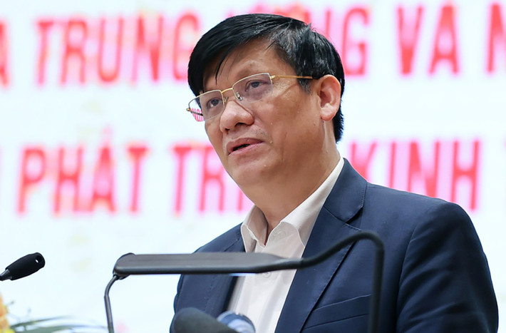 Tiếp đó, ngày 29/6/2021, bị can Phan Quốc Việt tiếp tục đến trụ sở Bộ Y tế gặp ông Long để bàn về việc sản xuất vắc xin phòng dịch COVID-19 theo chủ trương của Chính phủ. Sau khi nói chuyện được khoảng 15 phút thì Việt lấy 1 túi vải bên trong chứa 50.000 USD đưa cho bị can Long và ra về.