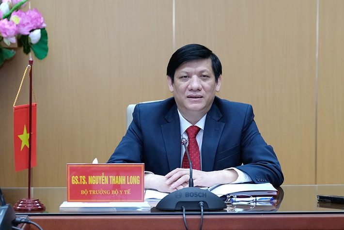 Khoảng trước Tết Nguyên đán 2021, cựu Bộ trưởng Long chỉ đạo cựu thư ký Huỳnh liên hệ với Việt, đề nghị đưa 1 triệu USD để xử lý công việc. Sau đó, Huỳnh liên hệ với Việt để nói về "nguyện vọng" của Long. Nhận tin, Việt để 1 triệu USD và 2 tỷ đồng vào một túi vải màu xanh in chữ "chúc mừng năm mới" và đến nhà Huỳnh để nhờ gửi cho ông Long 1 triệu USD, còn 2 tỷ đồng là đưa thư ký cựu Bộ trưởng Bộ Y tế. Sau đó, Huỳnh chuyển 1 triệu USD cho ông Long, 2 tỷ đồng còn lại sử dụng cá nhân.