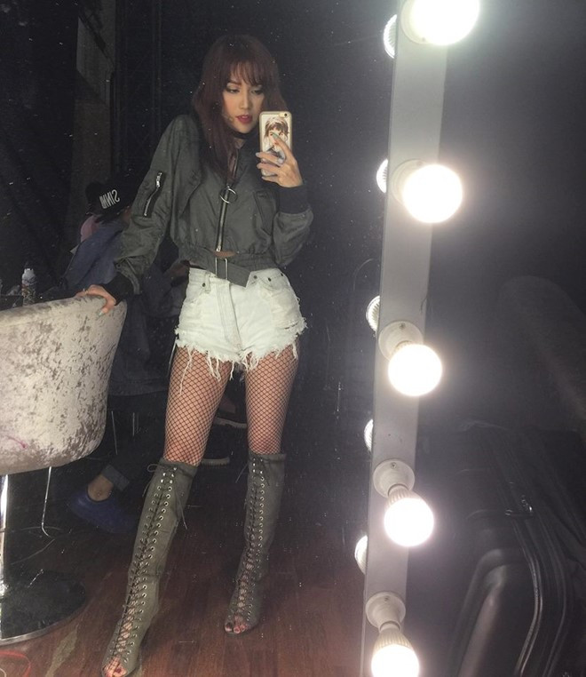 Sĩ Thanh lựa chọn boot da lộn buộc dây màu xanh xuyệt tone với áo khoác bomber. Ảnh: Zing.
