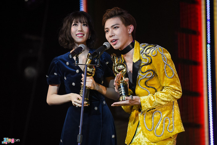 Tại lễ trao giải Zing Music Awards 2017 diễn ra tối 24/1 tại Nhà hát Hòa Bình (TP. HCM), ca sĩ Min đã trở thành nghệ sĩ thắng "đậm" nhất với 3 giải thưởng trong tay.