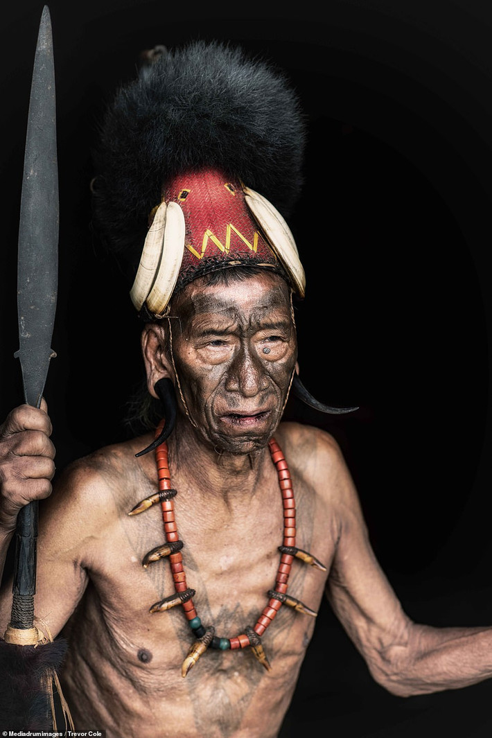 Những chiến binh Konyak mang đầu của kẻ thù về nhà như một chiến thắng đầy kiêu hãnh.