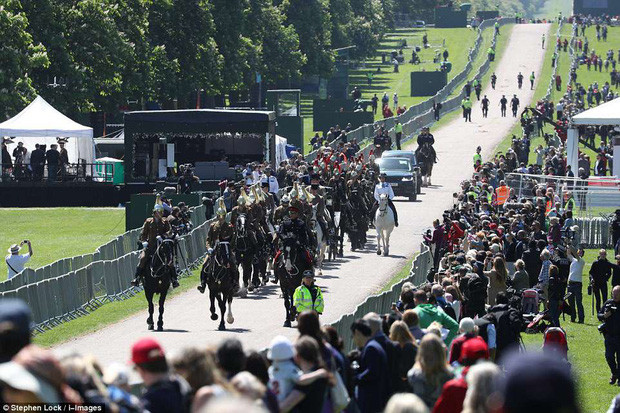 Cuộc diễu hành hoành tráng với sự tham gia của lực lượng kỵ binh Household Cavalry góp phần tạo nên sự kiện trang trọng và hoành tráng của Hoàng gia Anh. Mời độc giả xem video: Cảnh sát cơ động kỵ binh lần đầu ra mắt. Nguồn: VTC Now.