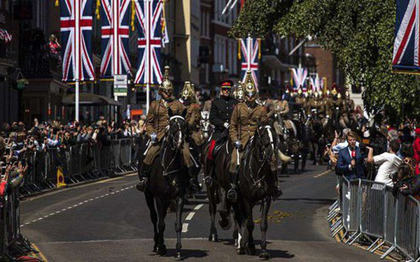Là một trong những trung đoàn nổi tiếng của Quân đội Anh, trung đoàn Household Cavalry tham gia nhiều sự kiện quan trọng mang tính biểu tượng của nước Anh. Lực lượng kỵ binh này gây ấn tượng với công chúng bởi tác phong và hình ảnh cưỡi ngựa ấn tượng.
