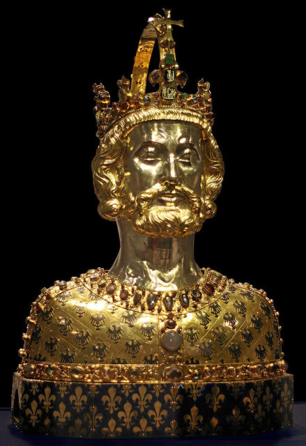 Thanh kiếm huyền thoại của hoàng đế Charlemagne cũng có khả năng thay đổi màu sắc 30 lần/ngày.