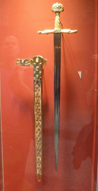 Sau khi hoàng đế Charlemagne qua đời, thanh kiếm Joyeuse thường được sử dụng để làm lễ đăng quang cho các vị vua Pháp.