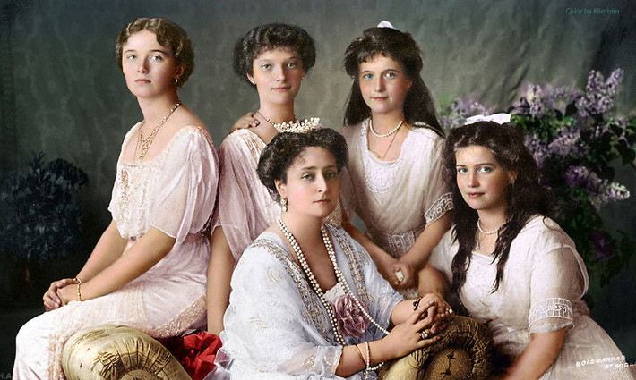 Vợ Sa hoàng Nicholas II - Hoàng hậu Alexandra - chụp ảnh cùng với 4 con gái xinh đẹp năm 1913. Đây là một trong những bức ảnh đẹp chụp phụ nữ Nga thế kỷ 20.