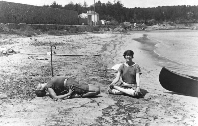 Hai cô gái tập yoga cực dẻo trên bãi biển La Garoupe, Antibes, Pháp năm 1926.