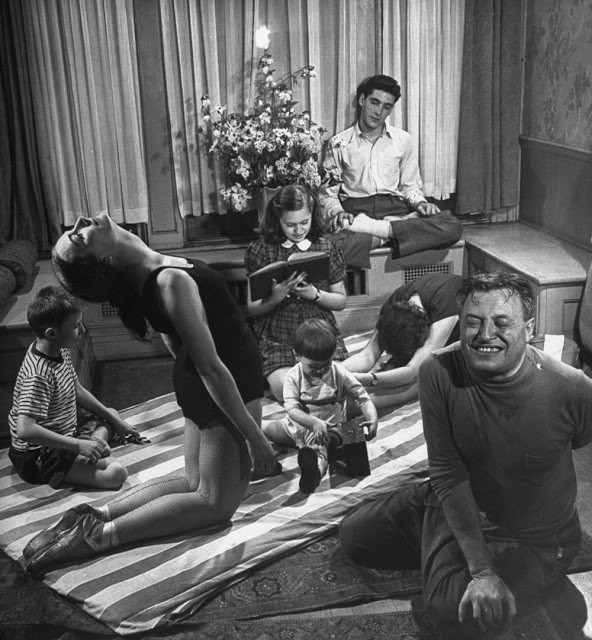 Không chỉ phụ nữ, nam giới cũng tập yoga vào những năm 1930.