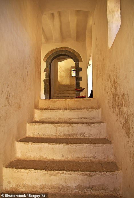 Dar al-Hajar còn được gọi là "nhà đá" từng được sử dụng làm nơi ở mùa Hè của lãnh tụ Hồi giáo Yahya Muhammad Hamiddin.