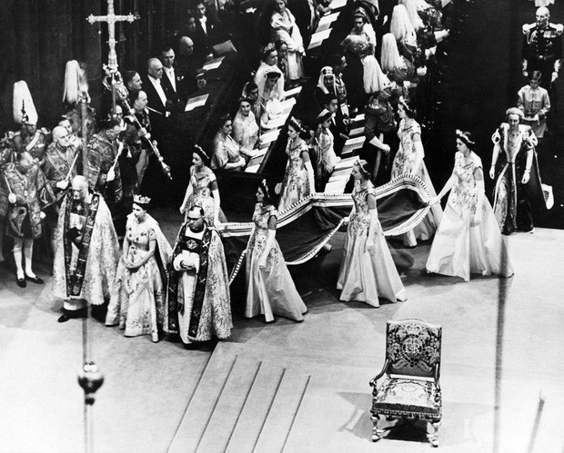 Vào ngày 6/2/1952, Nữ hoàng Elizabeth II kế vị ngai vàng từ vua cha. Khi ấy, bà 25 tuổi.