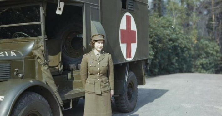 Với việc làm trên, Nữ hoàng Elizabeth II cũng là nguyên thủ quốc gia duy nhất từng phục vụ trong các lực lượng quân sự trong Thế chiến 2 còn sống đến ngày nay.