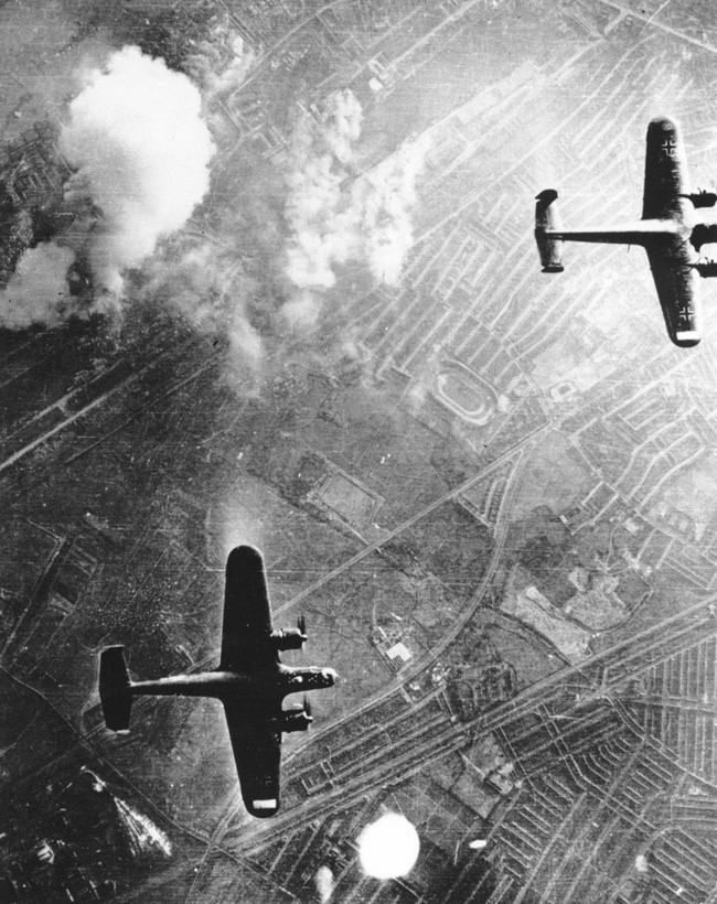 Các cuộc ném bom của phát xít Đức nhằm vào London kéo dài đến tháng 5/1941. Dù đổ nhiều lực lượng, tiền bạc và vũ khí nhưng lực lượng của Hitler không thể giành chiến thắng.