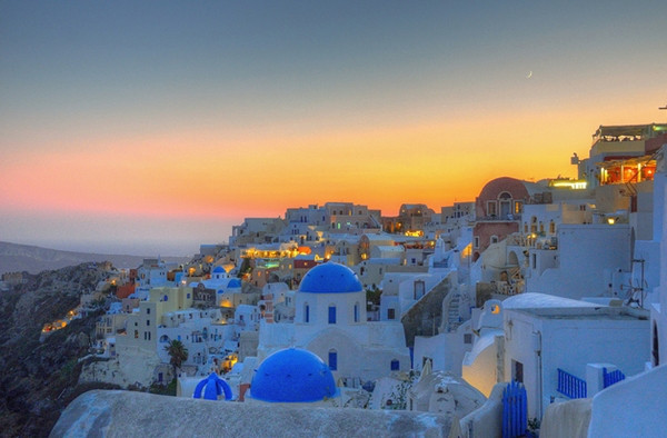 Đảo Santorini thuộc cụm đảo Cyclades nằm trên biển Aegean của Hy Lạp. Nơi đây được mệnh danh là hòn đảo "thiên đường" tuyệt đẹp có thật trên Trái đất. Santorini trở thành tên của đảo xinh đẹp này. Tên gọi Santorini được lấy cảm hứng từ Thánh Irene.
