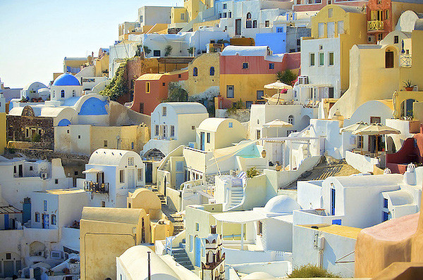 Trước đó, đảo Santorini được gọi là Kallístē (Καλλίστη, có nghĩa "Hòn đảo xinh đẹp nhất"), Strongýlē (Στρογγύλη, "Đảo Tròn"), hoặc Thēra.