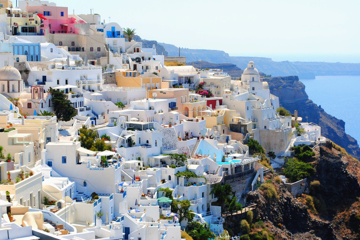Đảo Santorini ghi nhận có nhiều nhà thờ hơn nhà ở. Đa số nhà thờ ở trên đảo đều có kích thước nhỏ và có tính chất riêng tư.