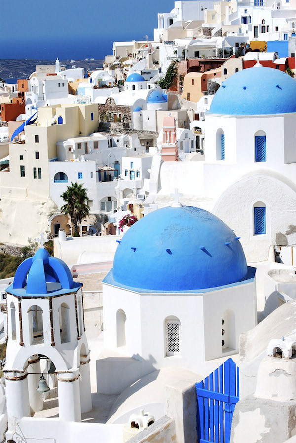 Các công trình trên đảo "thiên đường" Santorini từ nhà thờ, khách sạn cho đến nhà ở có kiến trúc Hy Lạp độc đáo và nổi bật với 2 gam màu trắng và xanh da trời. Những màu sắc này nổi bật giữa khung cảnh đại dương và bầu trời đầy nắng gió.