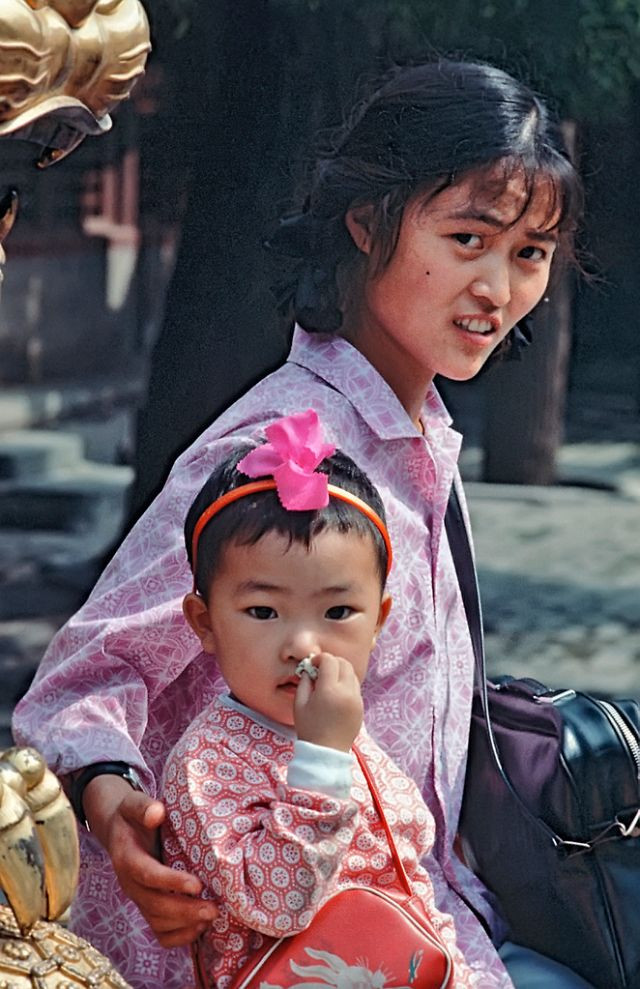 Hai mẹ con trong chuyến đi thăm Tử Cấm Thành những năm 1970.