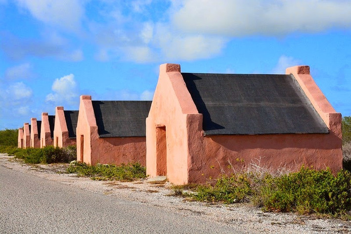 Nằm ở bờ biển vùng Nam Mỹ, gần phía tây Venezuela, đảo Bonaire tồn tại những túp lều của nô lệ. Điều này xuất phát từ lịch sử của hòn đảo.