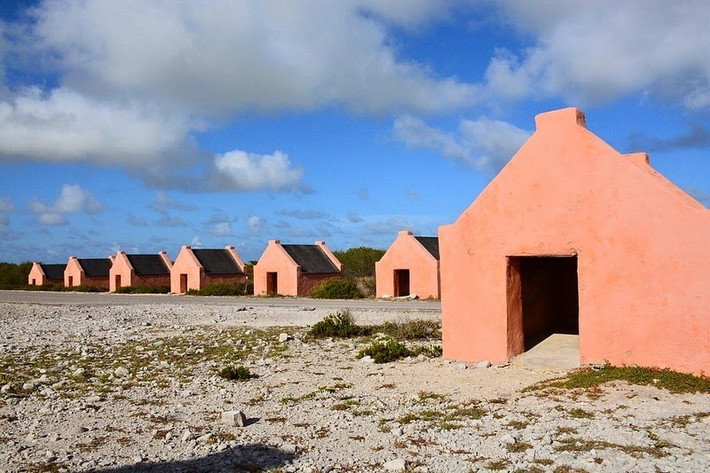Cụ thể, vào năm 1499, những người châu Âu đầu tiên đặt chân đến đảo Bonaire. Khi ấy, họ cho rằng hòn đảo Bonaire không thích hợp cho việc phát triển nông nghiệp quy mô lớn.