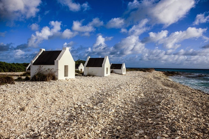 Đến năm 1633, Hà Lan chiếm đảo Bonaire và các đảo Curacao, Aruba lân cận. Đảo Curacao trở thành nơi buôn bán nô lệ trong khi đảo Bonaire trở thành trang trại chăn nuôi.