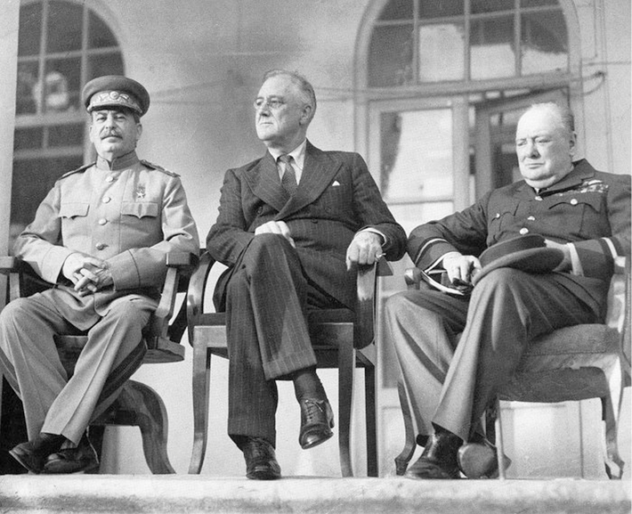 Sau khi Chiến tranh thế giới 2 nổ ra, trùm phát xít Hitler và Đức quốc xã phát động chiến tranh và chiếm đóng một số nước ở châu Âu. Đặc biệt, phát xít Đức tấn công xâm lược Liên Xô và Anh trong khi Nhật Bản tấn công hạm đội Mỹ ở Trân Châu Cảng. Những điều này được coi là sai lầm lớn của Hitler và và các nước cùng phe khiến " 3 ông lớn" Mỹ - Anh - Liên Xô có mục tiêu chung. Ba nước này trở thành đồng minh trong cuộc chiến chống trục phát xít Đức - Italy - Nhật Bản.