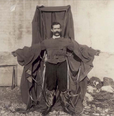 Thợ may người Áo Franz Reichelt được nhớ đến với cái chết hết sức kỳ quặc. Sinh năm 1878 tại Wegstadtl, Áo (nay là Cộng hòa Czech), ông là người tiên phong trong việc phát minh áo dù cho phi công lái máy bay.