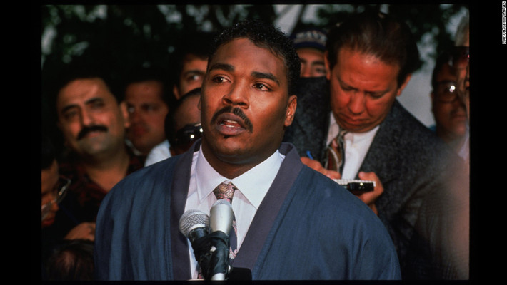 Bắt đầu từ vụ việc của Rodney King (trong ảnh), cuộc bạo loạn kéo dài trong 6 ngày nhưng diễn ra hết sức tồi tệ và nguy hiểm. Nguyên do là bởi tình trạng cướp bóc, tấn công, đốt phá, thậm chí là giết người xảy ra một cách nghiêm trọng.