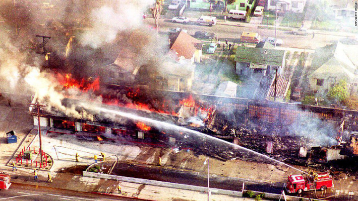 Vào ngày 29/4/1992, tòa án Los Angeles xử trắng án cho 4 sĩ quan cảnh sát da trắng thuộc Sở Cảnh sát Los Angeles bị cáo buộc sử dụng vũ lực quá mức đối với người đàn ông da màu tên Rodney King. Phán quyết này của tòa án khiến dư luận phẫn nộ và bùng phát thành một cuộc bạo loạn đẫm máu và tồi tệ ở Mỹ.