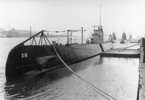 Những tàu ngầm này trúng thủy lôi của lực lượng Nhật Bản vào tháng 12/1941. Hậu quả là 79 thủy thủ trên 2 tàu ngầm trên thiệt mạng cùng con tàu xấu số. Chỉ có duy nhất một thủy thủ trên tàu ngầm HNLMS O 16 may mắn sống sót và bơi được vào bờ.