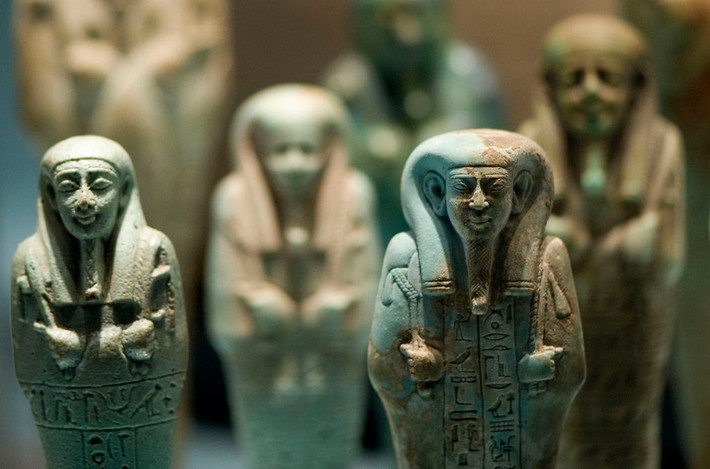 Do không chôn sống người hầu, các pharaoh Ai Cập nghĩ ra một giải pháp mới. Họ tạo ra những bức tượng shabtis để thay thế cho người hầu thật.