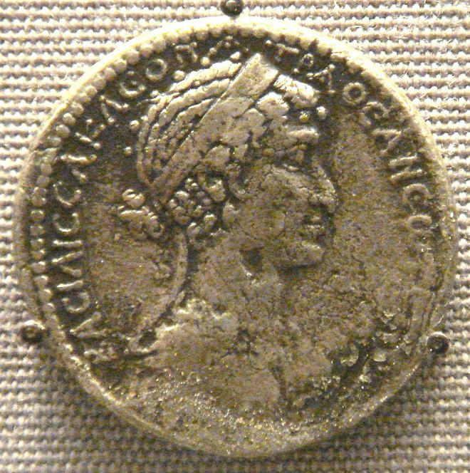 Bằng chứng duy nhất các chuyên gia tìm thấy có liên quan đến dung mạo của Nữ hoàng Cleopatra là những đồng tiền xu La Mã có khắc hình người phụ nữ quyền lực này.
