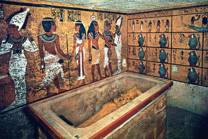 Tutankhamun là pharaoh nổi tiếng Ai Cập lên ngôi khi từ 9 tuổi. Ông trị vì đất nước trong 10 năm trước khi băng hà. Ông được chôn cất trong lăng mộ tại thung lũng của các vị Vua.