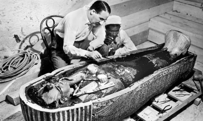 Vào năm 1922, nhà khảo cổ học người Anh Howard Carter và các cộng sự tìm thấy lăng mộ của pharaoh Ai Cập trên.