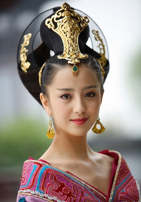 Khi đã trở thành mẫu nghi thiên hạ, Triệu Phi Yến bộc lộ rõ bản chất độc ác của mình khi không thể mang thai sinh con trai nối dõi cho Hán Thành Đế.