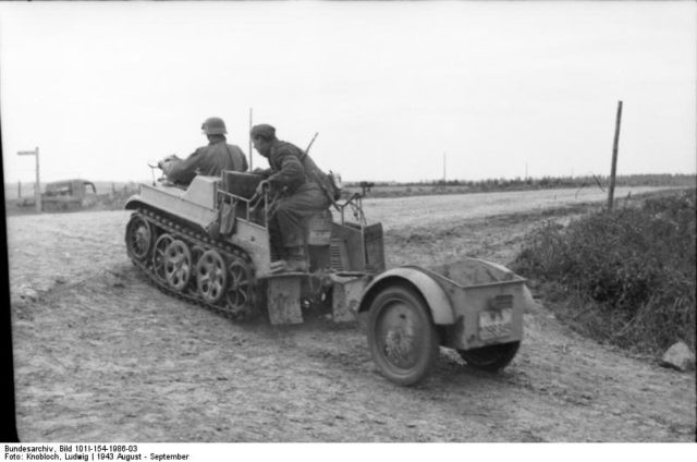 Theo thiết kế, Kettenkrad là vũ khí "lai" nửa xe máy nửa xe tăng. Các nhà khoa học làm việc cho Hitler đã sáng chế ra vũ khí này năm 1939.
