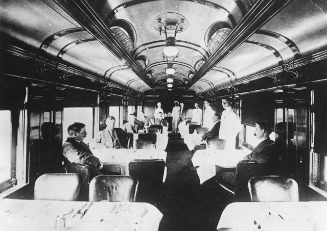 Nội thất sang trọng bên trong một toa tàu năm 1910. Do chuyến du lịch bằng tàu hỏa thường có thời gian dài nên trên tàu bố trí nhiều trang thiết bị giúp hành khách có khoảng thời gian thoải mái và vui vẻ nhất.