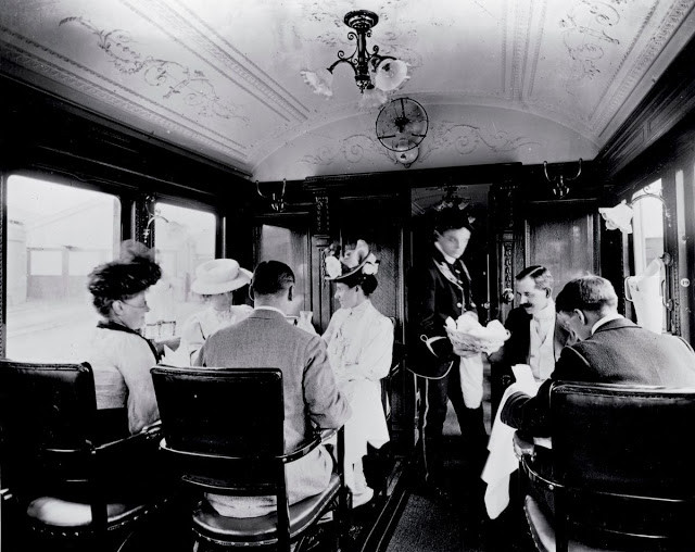 Một nhóm khách trên chuyến tàu của Mỹ năm 1908. Trong suốt chuyến du lịch, họ cùng ăn uống và trò chuyện vui vẻ.