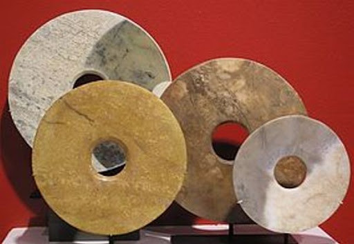 Những người Dropa may mắn sống sót sống trong một hang động. Dù không có những hành động thù địch nhưng họ trở thành kẻ thù của thổ dân địa phương săn đuổi và giết hại.