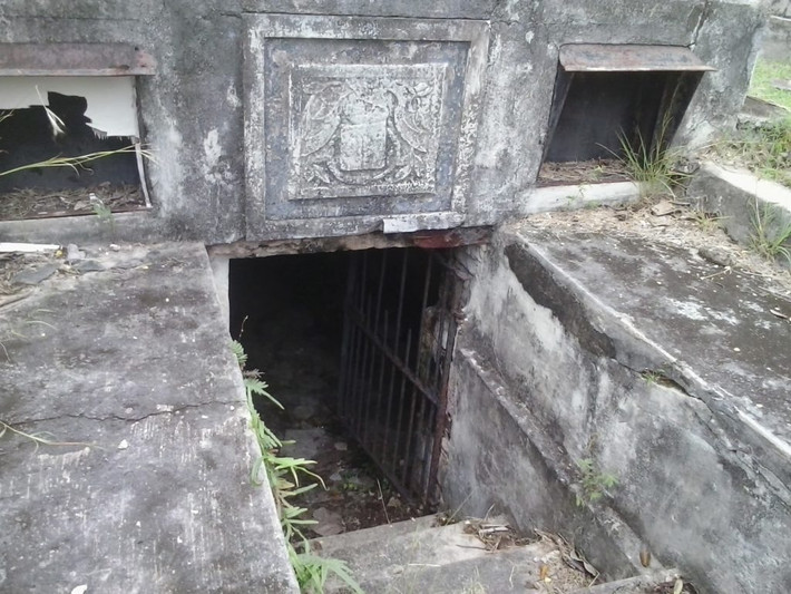 Đến những năm đầu thế kỷ 19, hầm mộ của gia đình nhà Chase trở thành tâm điểm thu hút sự chú ý của dư luận khi xảy ra sự việc lạ lùng khó lý giải.