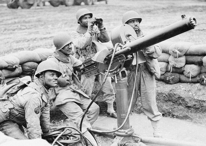 Với sự giúp đỡ của những binh sĩ Đức phản bội lại lời thề trung thành với Hitler và Đức quốc xã, quân đội Mỹ nhanh chóng đánh bại sư đoàn SS.