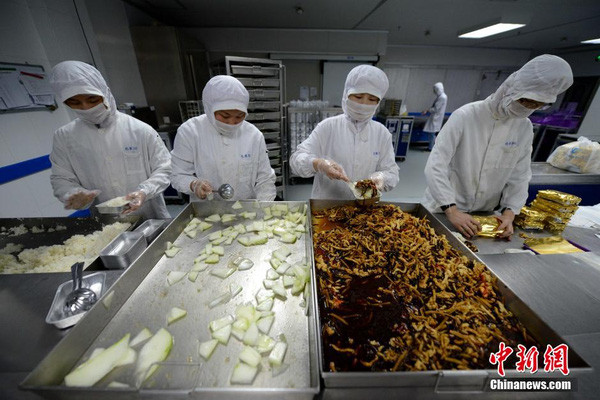 Các nhân viên của công ty thức ăn hàng không phải có mặt tại phòng chế biến từ lúc 8 giờ sáng hàng ngày. Tất cả nhân viên đều phải mặc quần áo bảo hộ, đeo khẩu trang, khử trùng trước khi bước chân phòng chế biến.